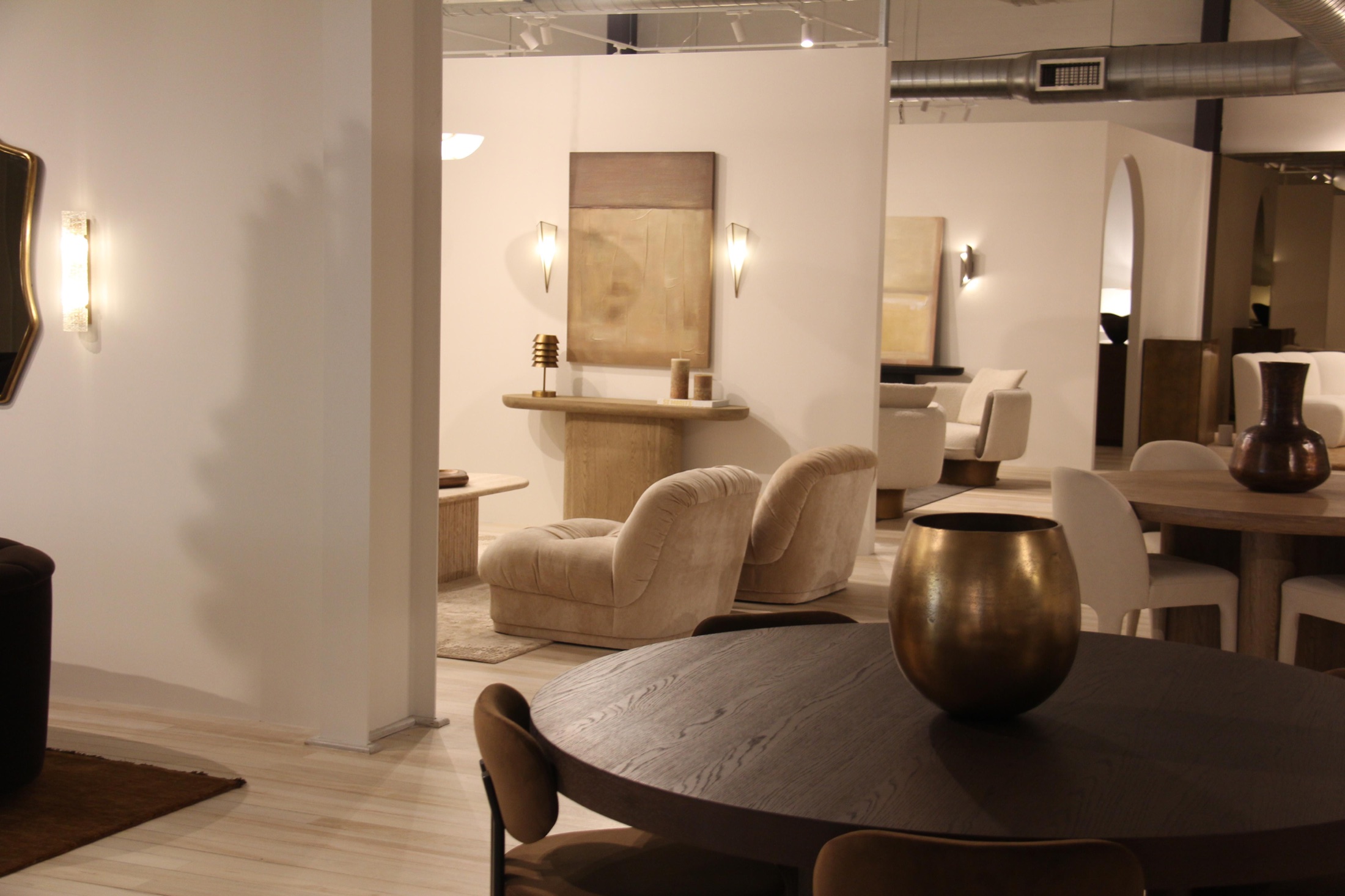 Dining settings between the partitions